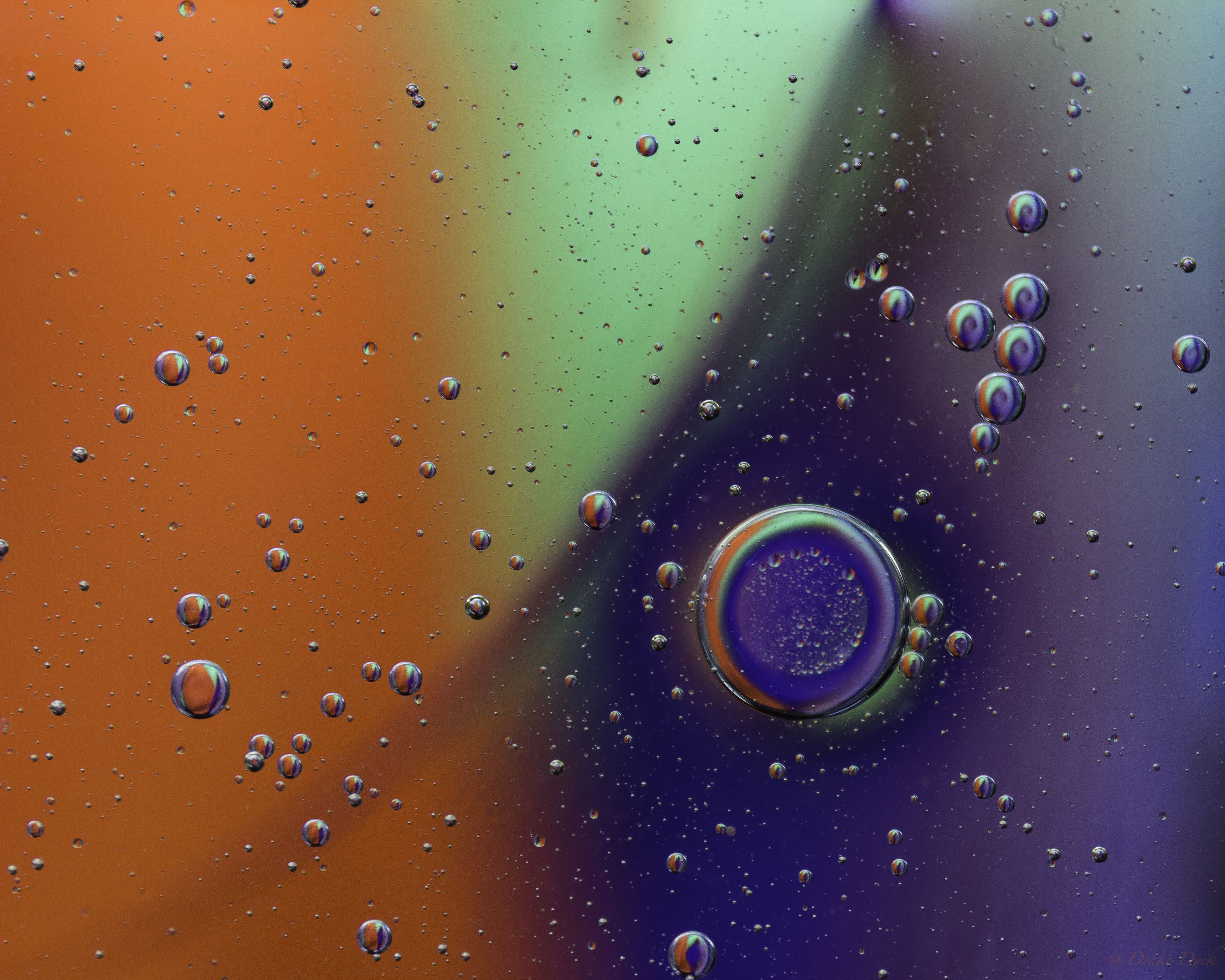 spiral pattern in bubbles of oil on water